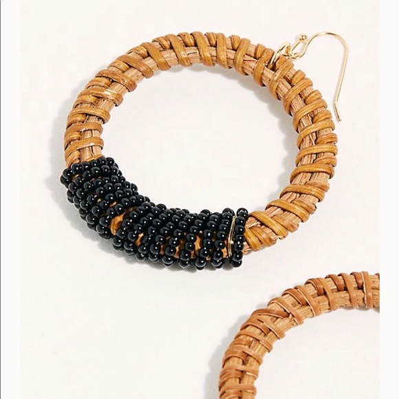 Free people manu bay hoop earring - Picture 2 of 9